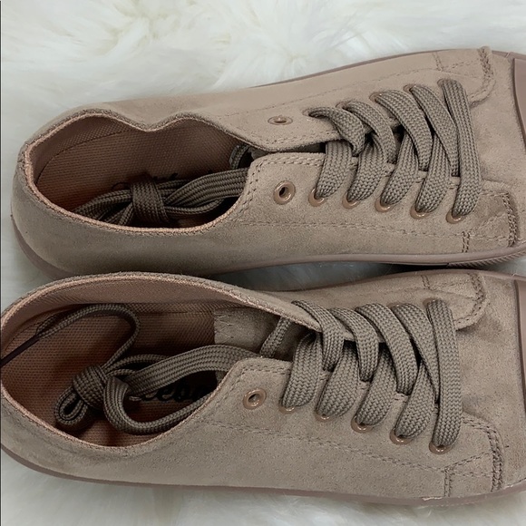 New in box sneakers - Picture 6 of 7